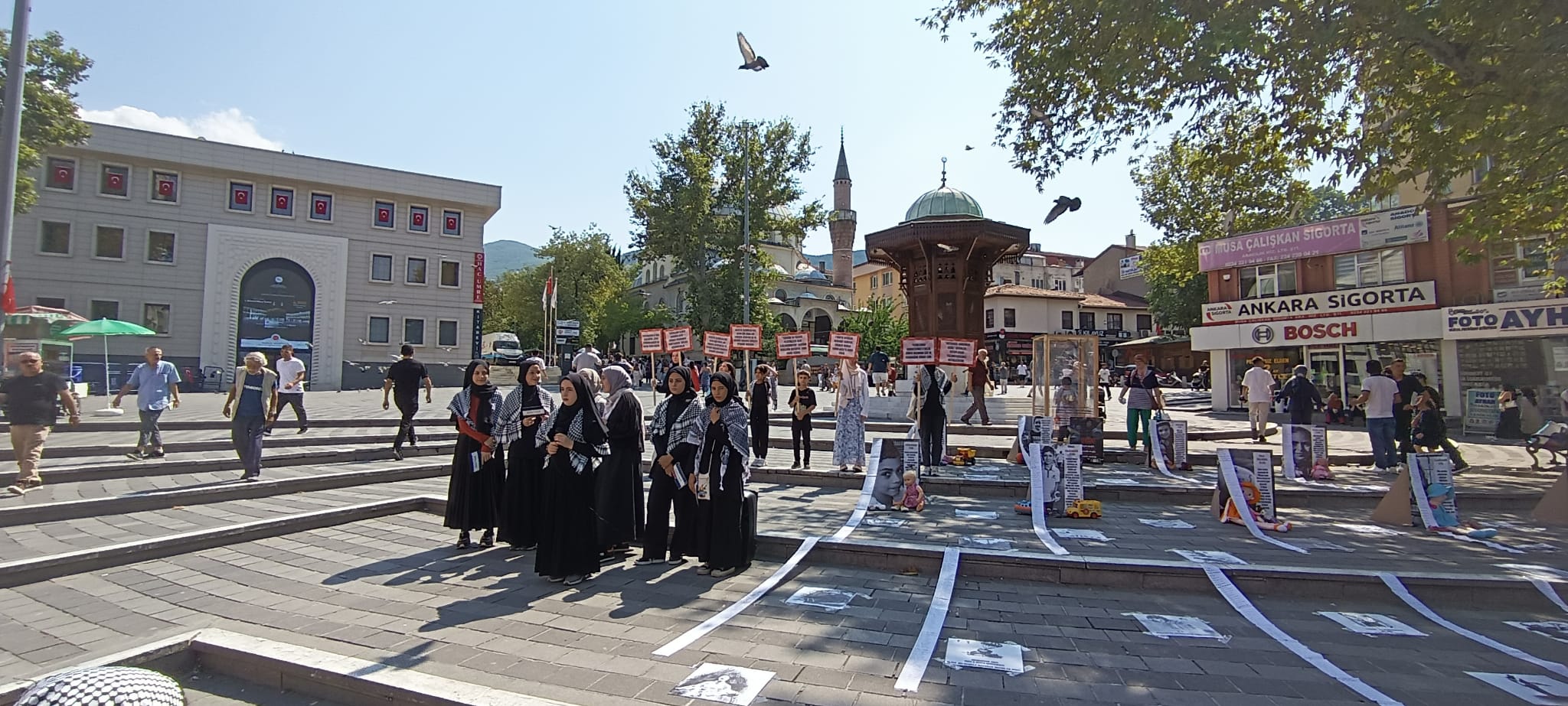 Bursa’da İmam Hatip Öğrencilerinden Sessiz Tiyatro Gösterisi: “Uyan”