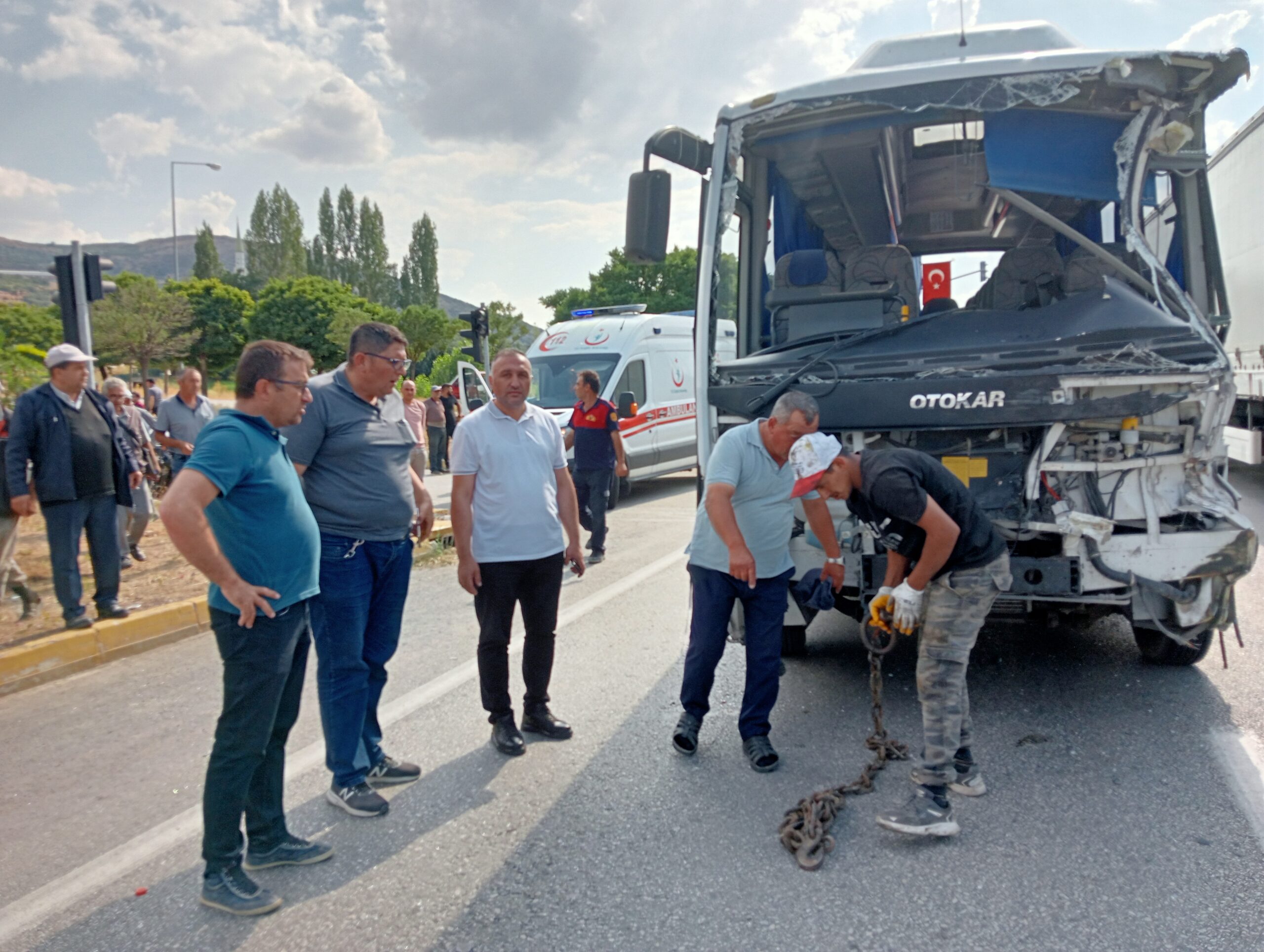 Çay’da Belediye Otobüsü ile Kamyon Çarpıştı: 7 Yaralı