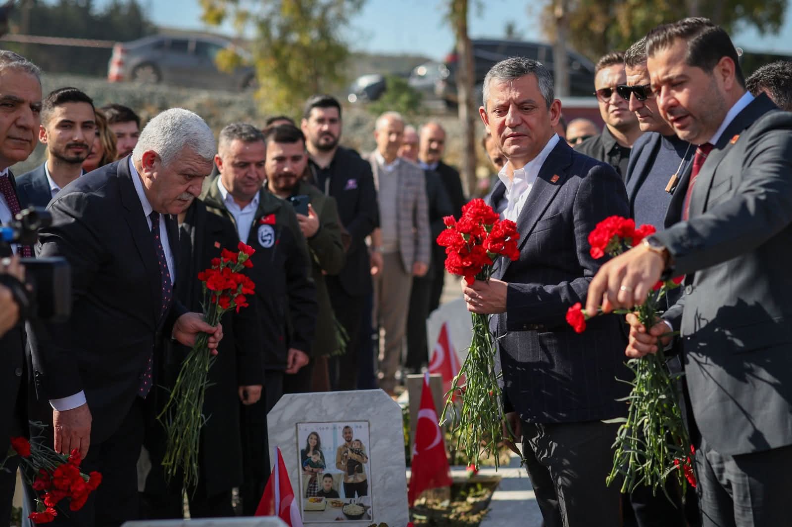 CHP Lideri Özel’den Narlıca Şehitliği Ziyareti