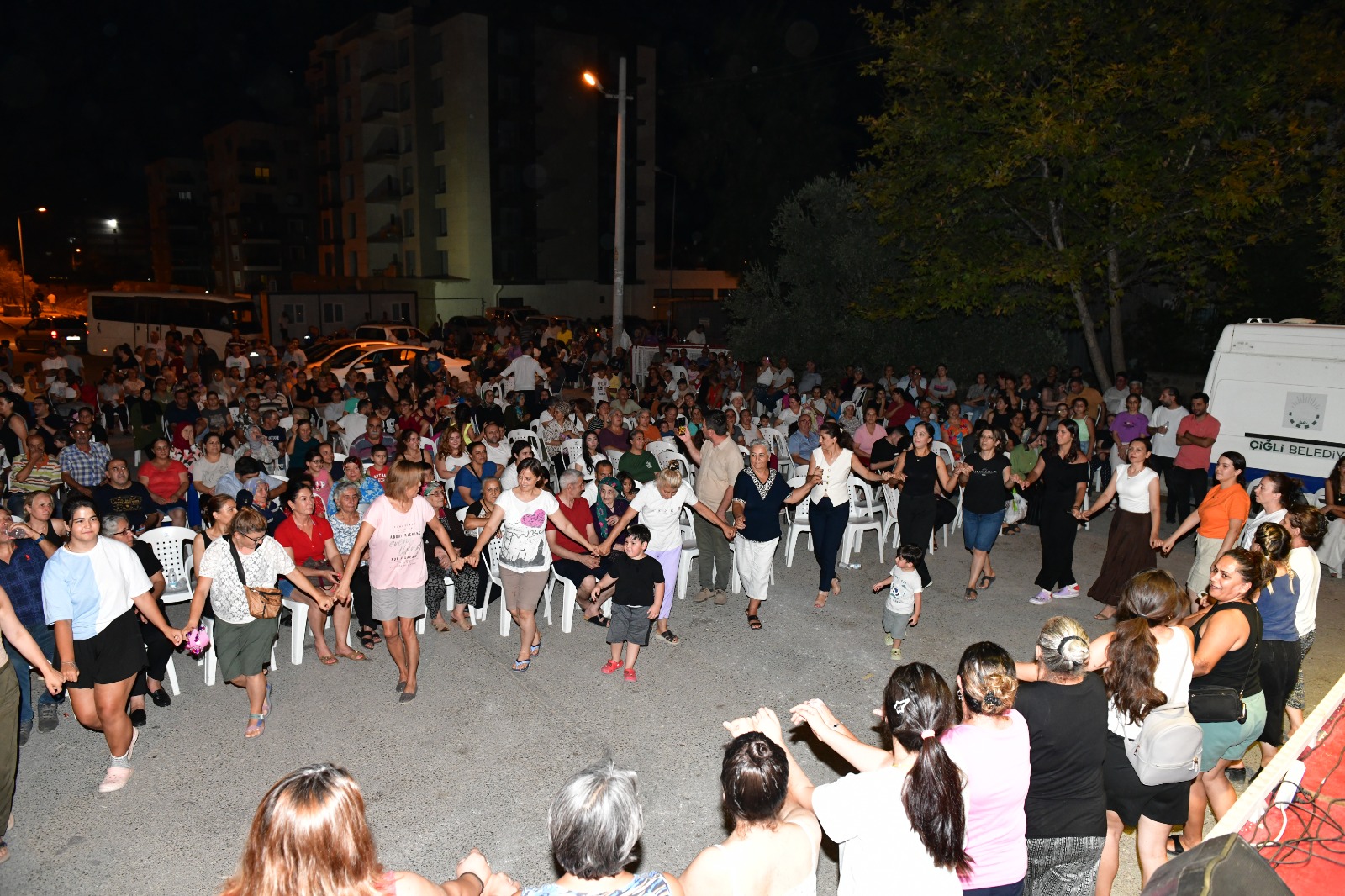 Çiğli’de Yaz Akşamları Sanatla Aydınlanıyor: Müzik ve Tiyatro Mahallelere Taşınıyor