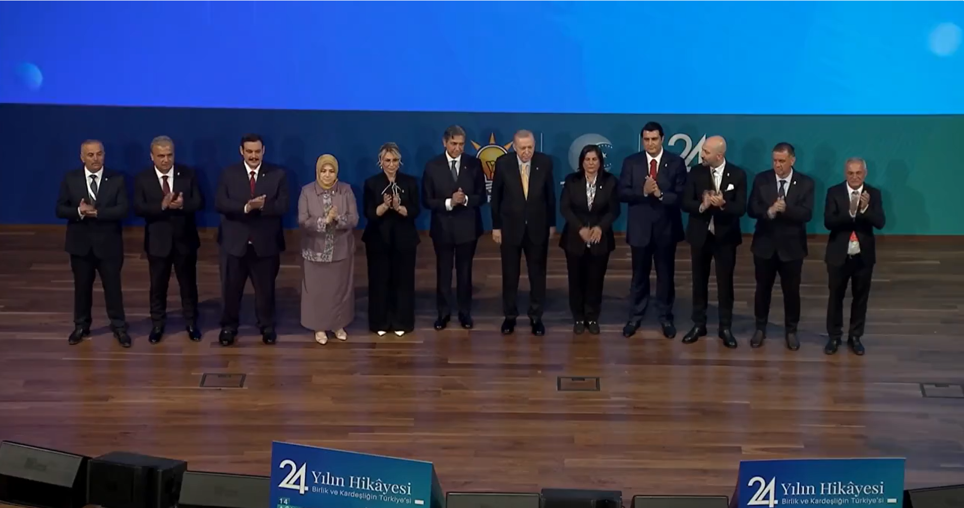 Cumhurbaşkanı Erdoğan, AK Parti’ye Katılan Yeni Belediye Başkanlarına Rozet Taktı