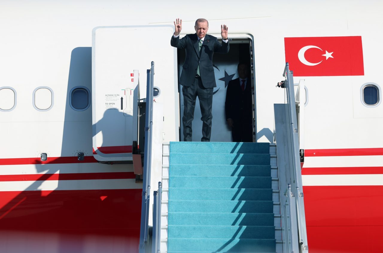 Cumhurbaşkanı Erdoğan Azerbaycan’da: Üçlü Zirve ve Havalimanı Açılışı Gündemde
