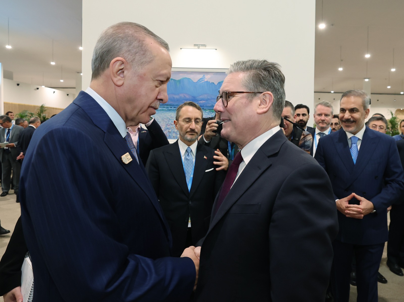 Cumhurbaşkanı Erdoğan, NATO Zirvesi’nde İngiltere Başbakanı Keir Starmer ile Görüştü