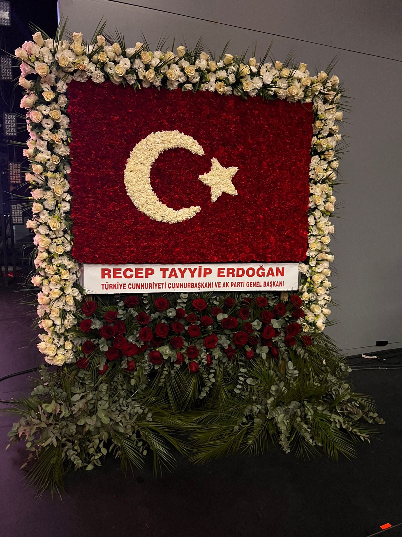 Cumhurbaşkanı Erdoğan’dan Bahçeli’ye 57. Yıl Tebriği: Türk Bayrağı Motifli 57 Gül