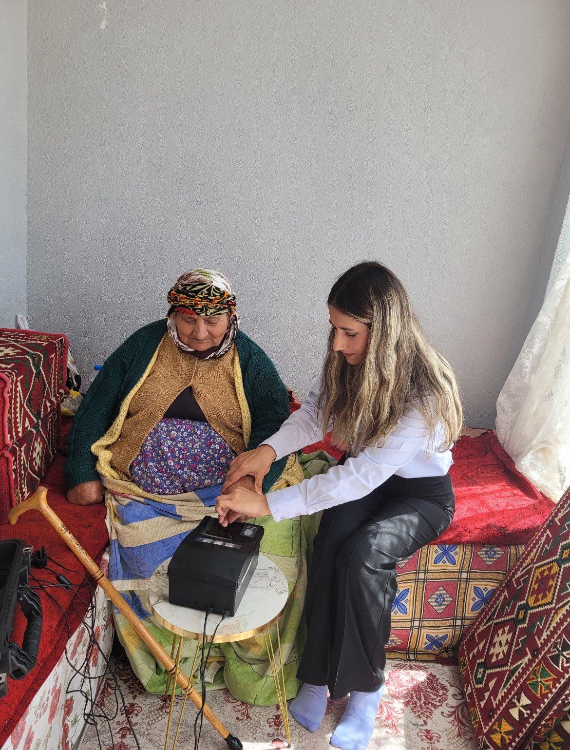 Digor’da “Adreste Nüfus Hizmeti” ile Yaşlı Vatandaşa Kimlik Başvurusu İkametinde Alındı