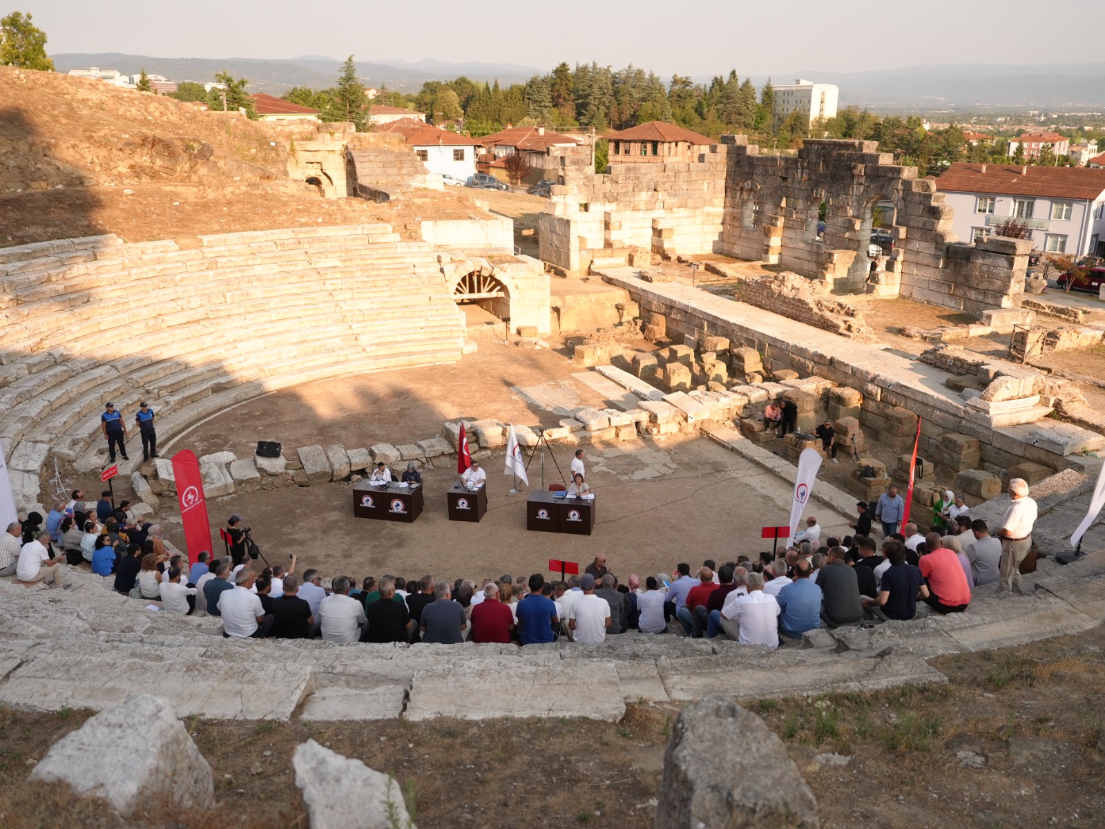 Düzce Belediye Meclisi Tarihi Canlandırdı: 2 Bin 300 Yıllık Antik Tiyatroda İlk Toplantı Gerçekleşti