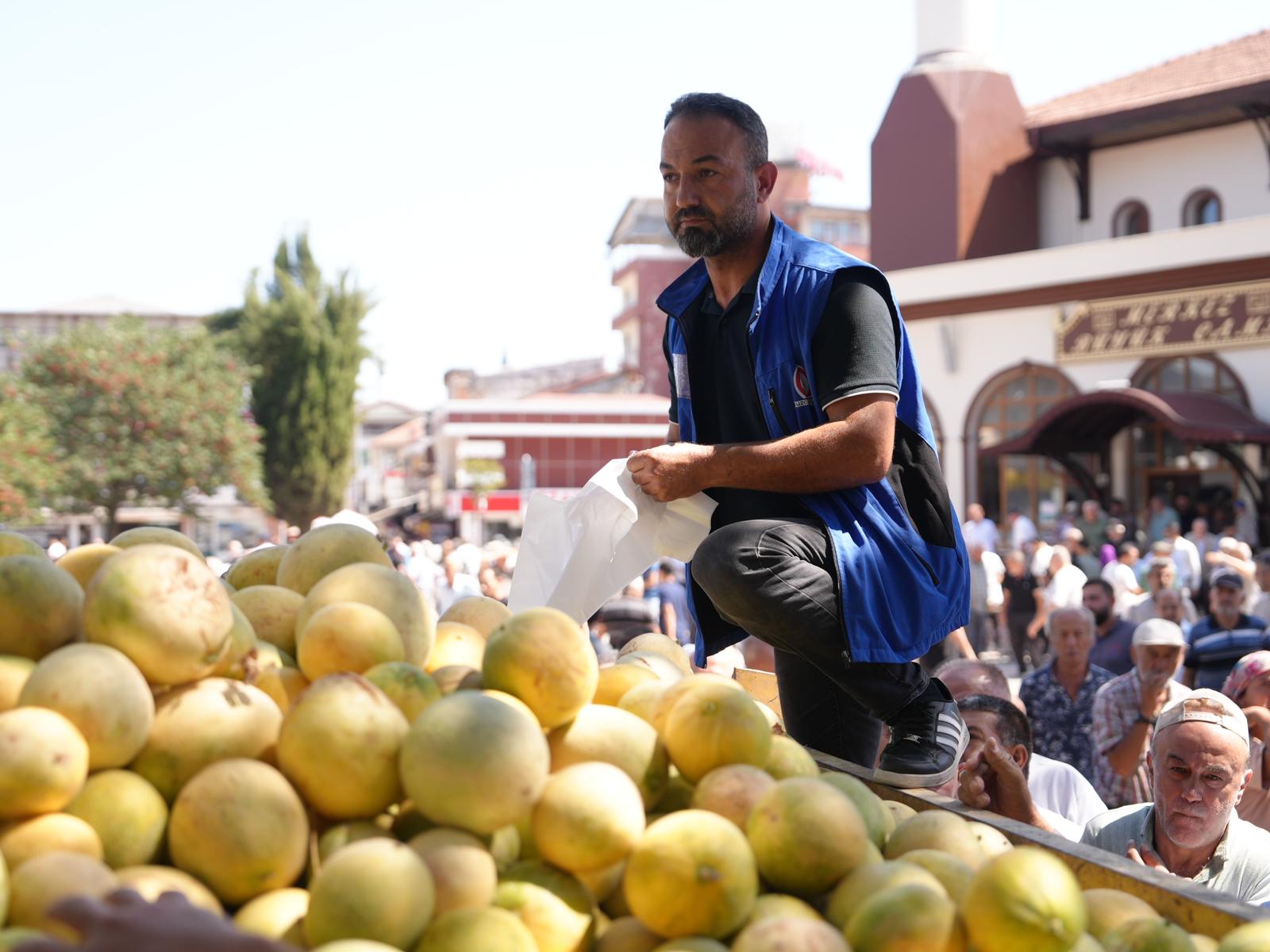 Düzce Belediyesi’nden Yerli Üretime Destek: 5 Ton “Minika” Kavunu Ücretsiz Dağıtıldı