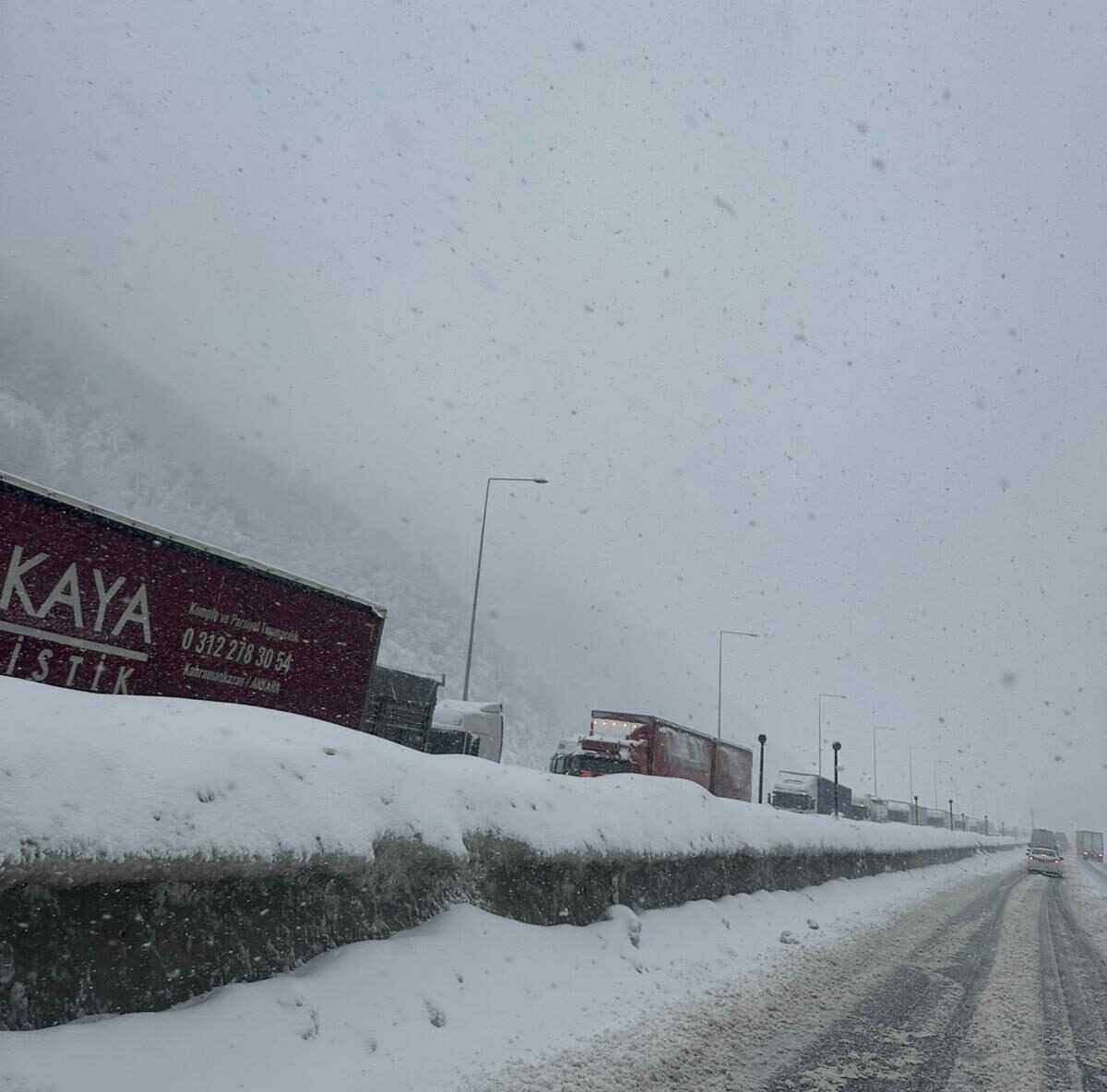 Düzce-Bolu İstikametinde Kar Engeli: Trafik Durma Noktasına Geldi