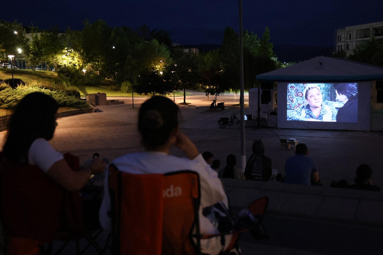 Düzce Üniversitesi’nde Yaz Akşamları Sinema Keyfiyle Şenleniyor