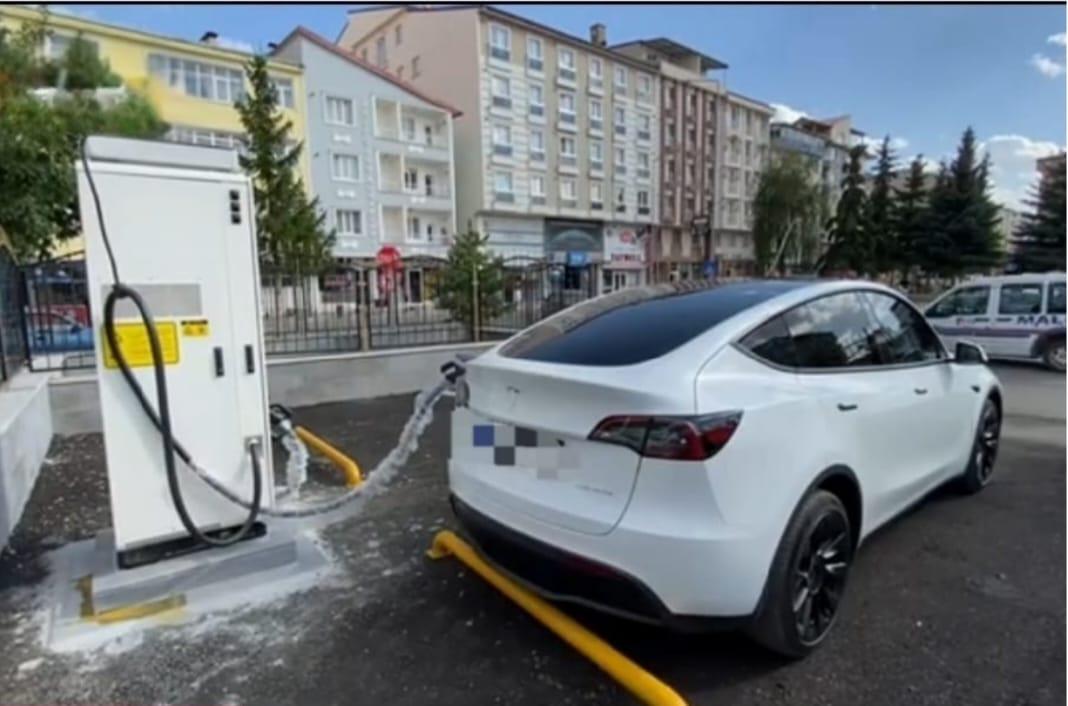 Elektrikli Araç Sahiplerinin Çilesi Bitmiyor: Kars’ta Şarj İstasyonları Yetersiz Kaldı