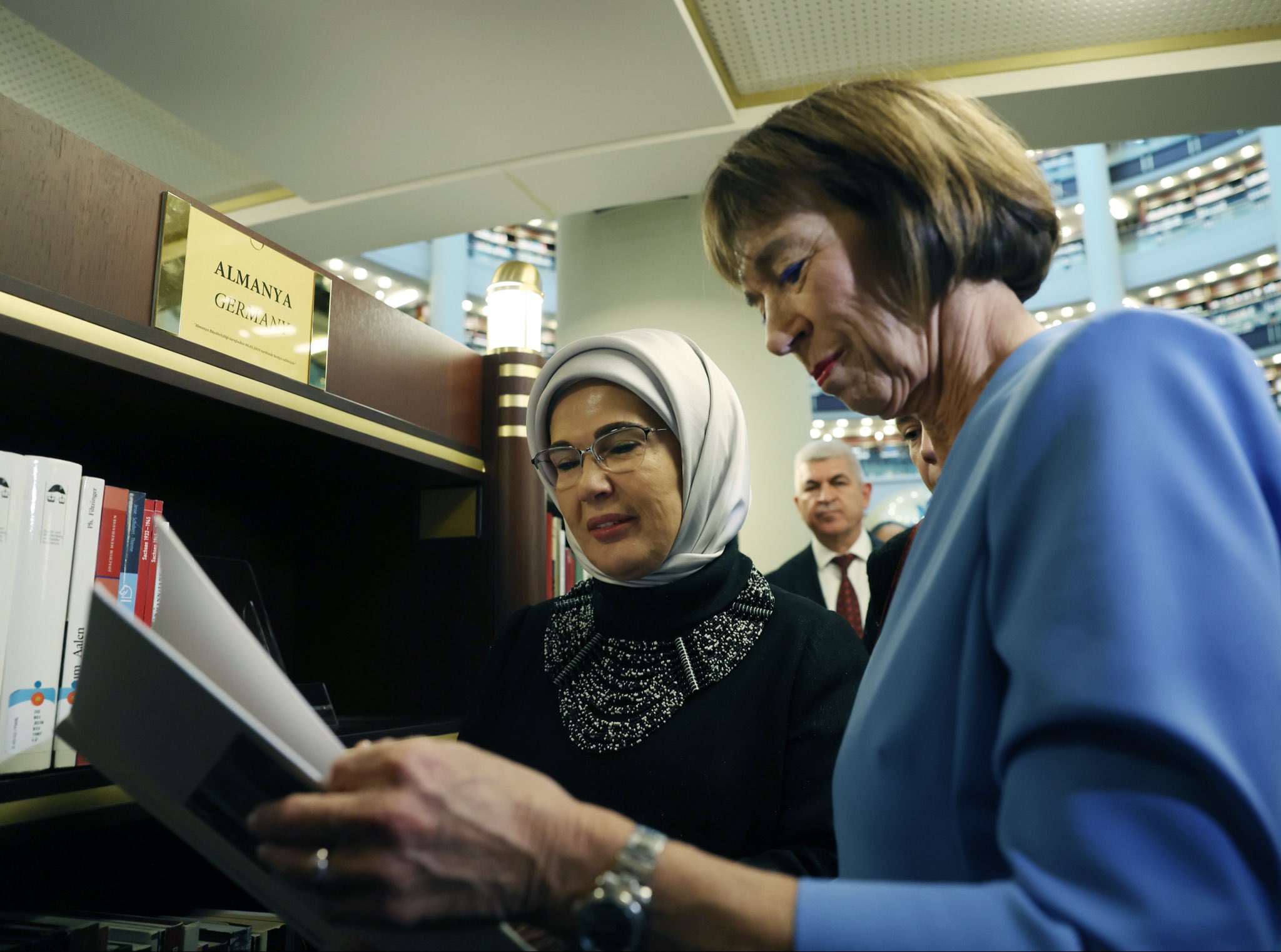 Emine Erdoğan, Almanya Başbakanı’nın Eşi Charlotte Merz’i Cumhurbaşkanlığı Millet Kütüphanesi’nde Ağırladı