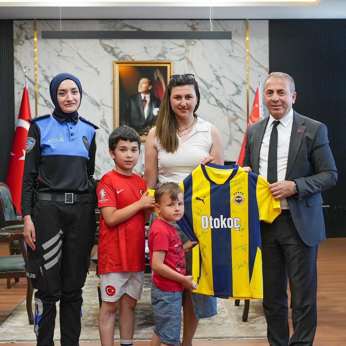 Emniyet Müdürü Söz Verdi, Tuttu: Şehit Oğluna Fenerbahçe Forması Hediyesi