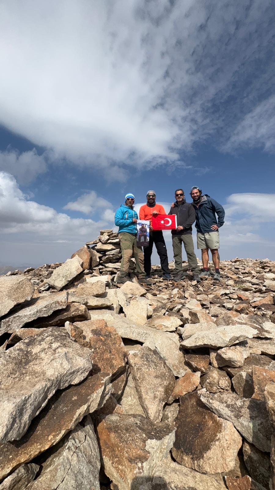 Erzurumlu Dağcılar “Mustafa Tekin Anısına” Kösedağ Zirvesi Yaptılar