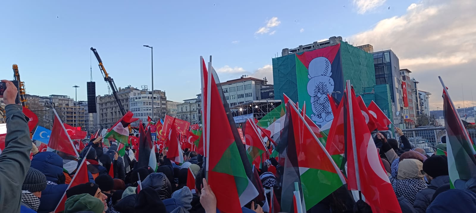 Galata Köprüsü’nde “Büyük Gazze Yürüyüşü” Yoğunluğu: Binlerce Kişi Filistin İçin Yürüyor