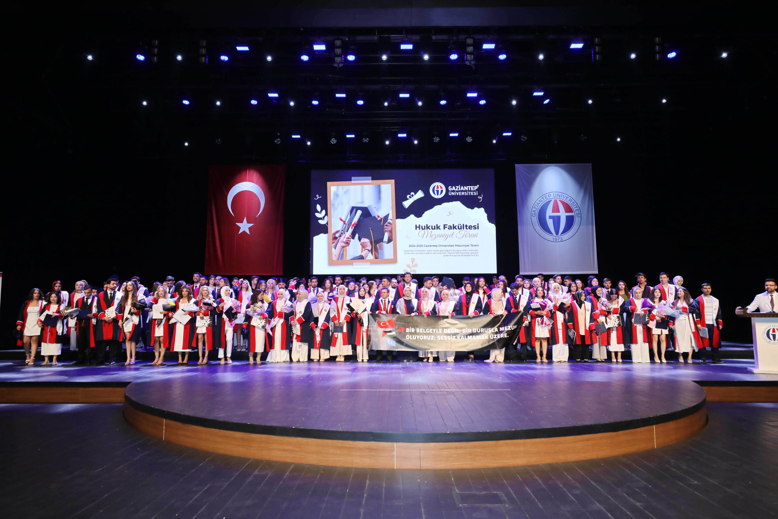 GAZİANTEP ÜNİVERSİTESİ HUKUK FAKÜLTESİ MEZUNLARINI GÖRKEMLİ TÖRENLE UĞURLADI!