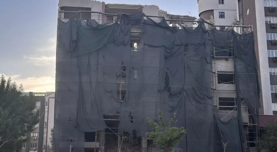Gaziantep’te Bina Yıkımında Çökme: İş Makinesi 6. Kattan Düştü
