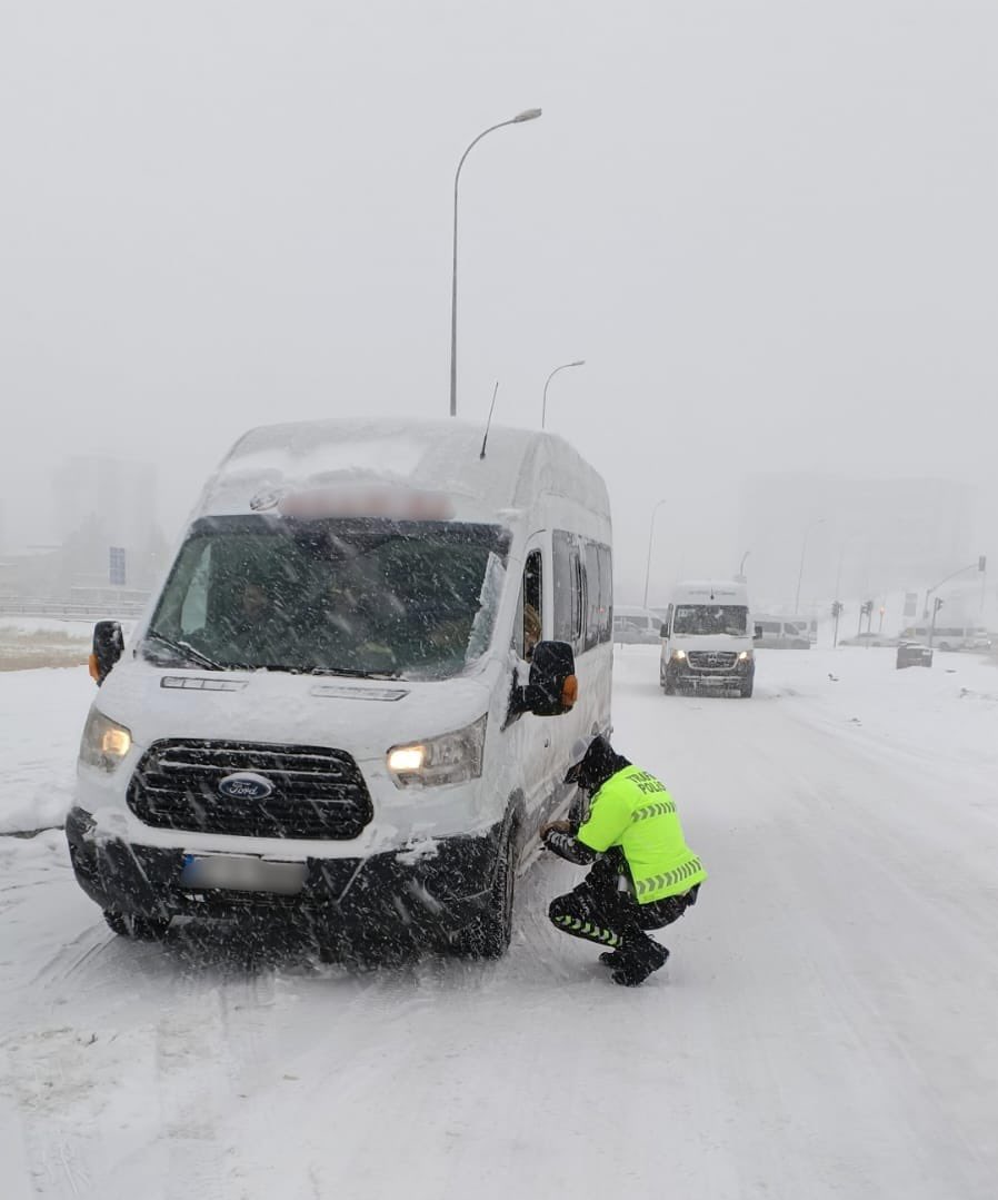 Gaziantep’te Kar Esareti: Okullar Tatil Edildi, Uçuşlar Durduruldu