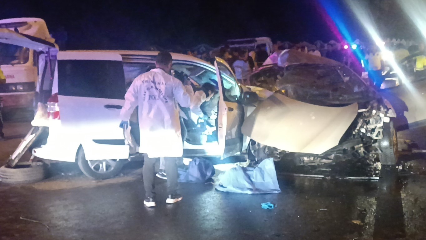 Gaziantep’te Korkunç Kaza: Karşı Şeride Geçen Otomobil Can Aldı, 5 Ölü!
