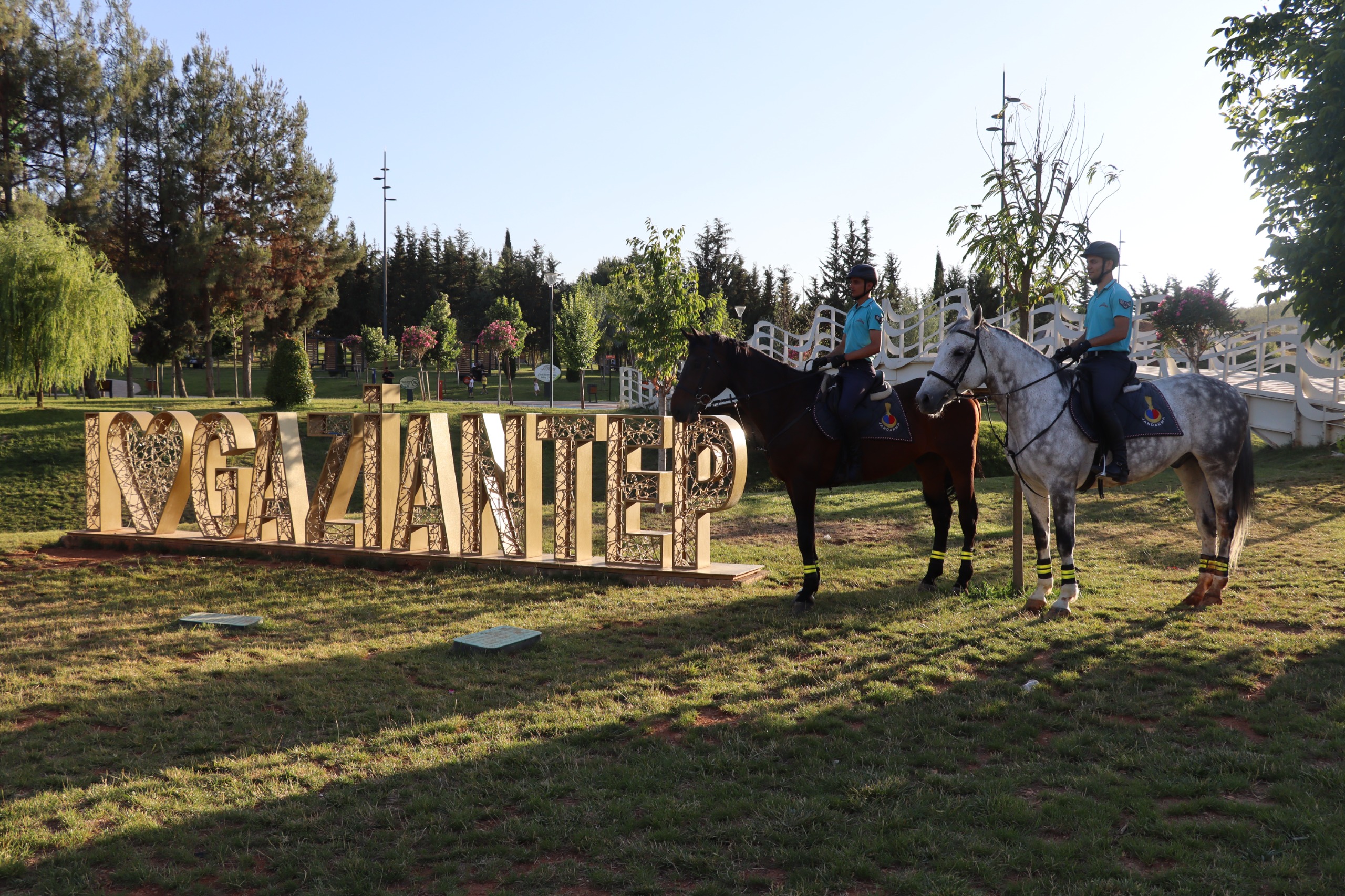 GAZİANTEP’TE TARİHE YOLCULUK: ATLI JANDARMA BÜYÜLEDİ!