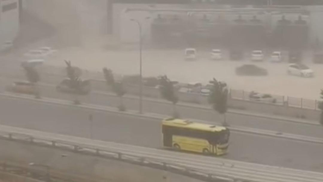Gaziantep’te Yaz Ortasında Korkutan Fırtına! Ağaçlar Devrildi, Araçlar Zarar Gördü!