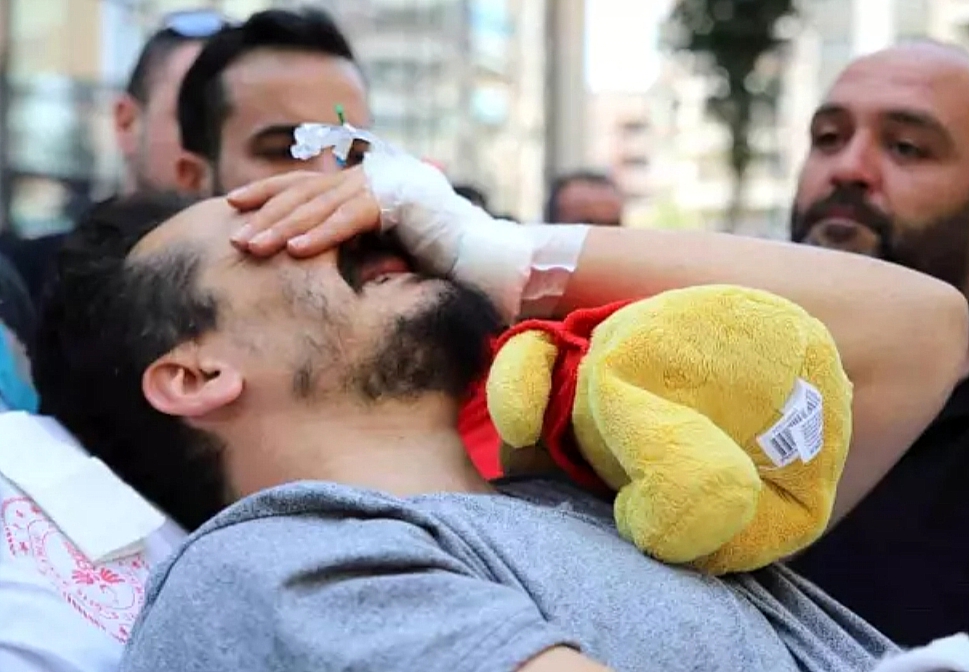 Gaziantep’te Yürek Yakan Veda: Kazada Ailesini Kaybeden Baba, Sedye Üzerinde Cenazeye Katıldı!