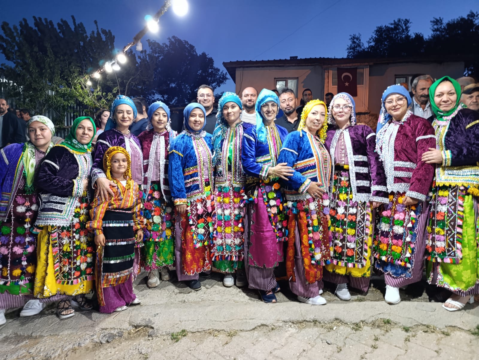 Gördes Fundacık Mahallesinde Yörüklük Geleneğine Uygun Düğün Yaptılar