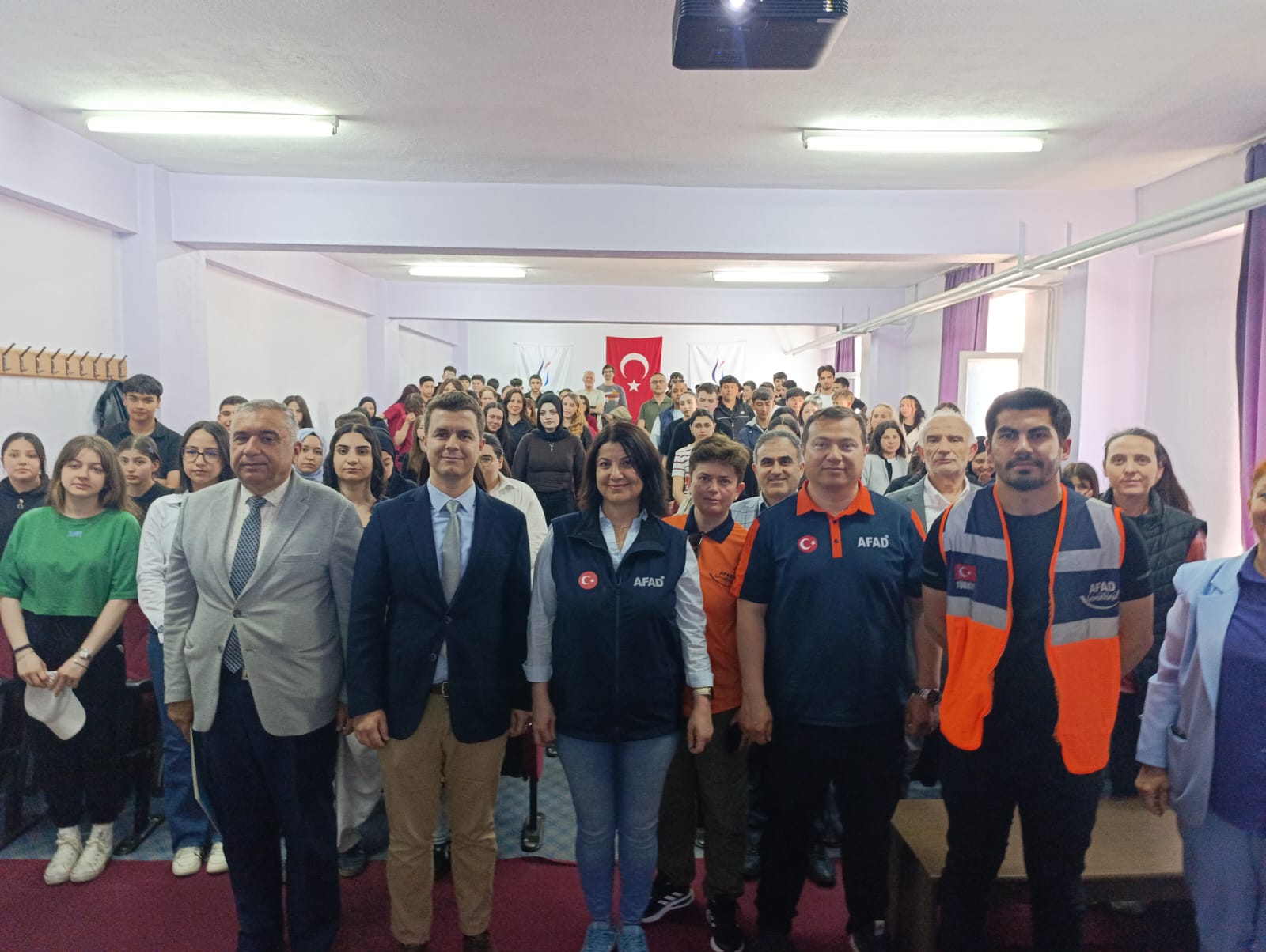 GÖRDES’TE DEPREM SİMÜLASYON TIRI ÖĞRENCİLERLE BULUŞTU
