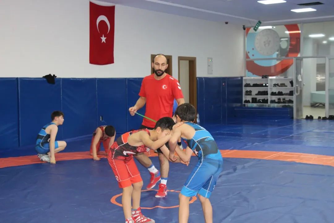 GSB Spor Okulları Kapsamında Güreş Antrenmanları Tüm Hızıyla Sürüyor