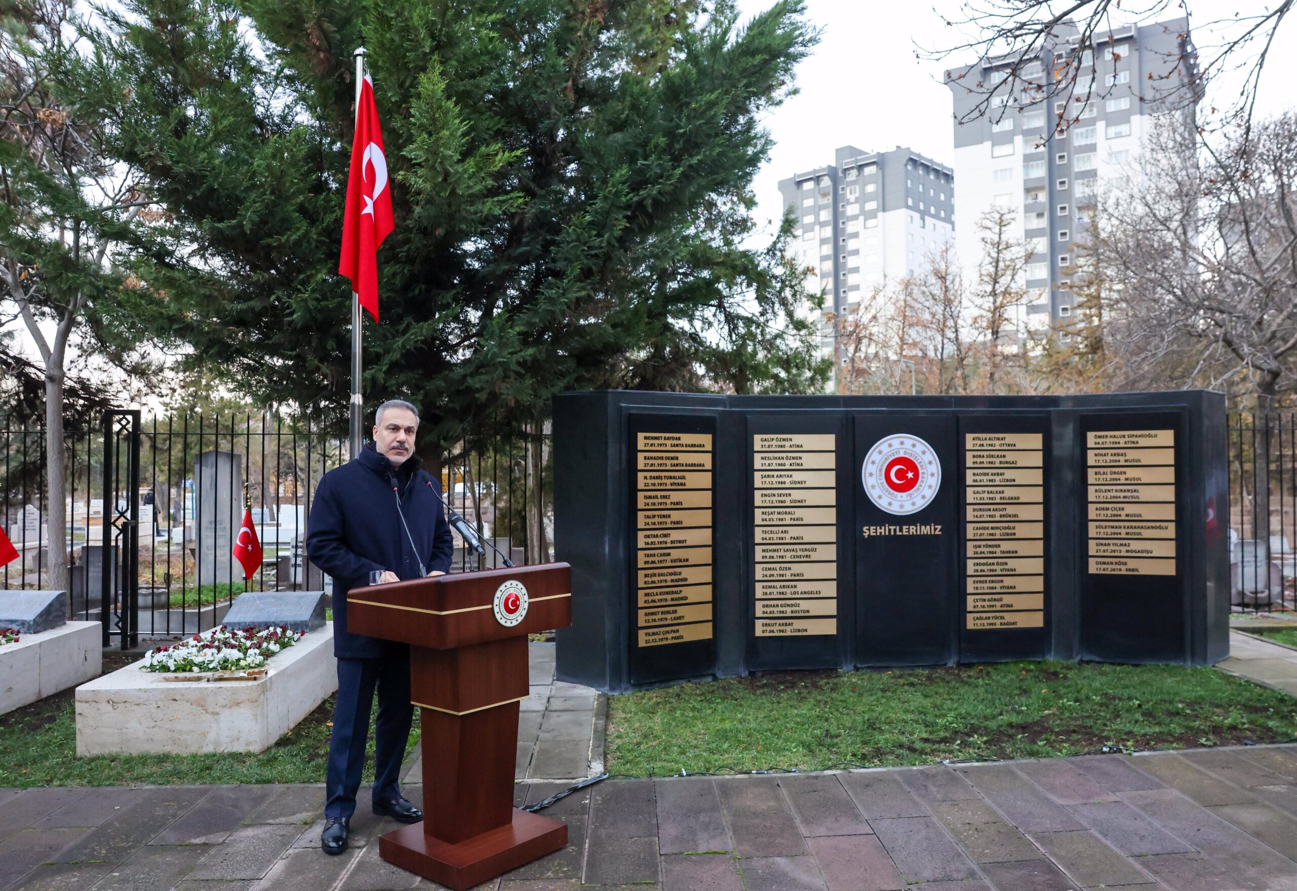 Hakan Fidan, 16’ncı Büyükelçiler Konferansı Öncesi Dışişleri Şehitliği’ni Ziyaret Etti