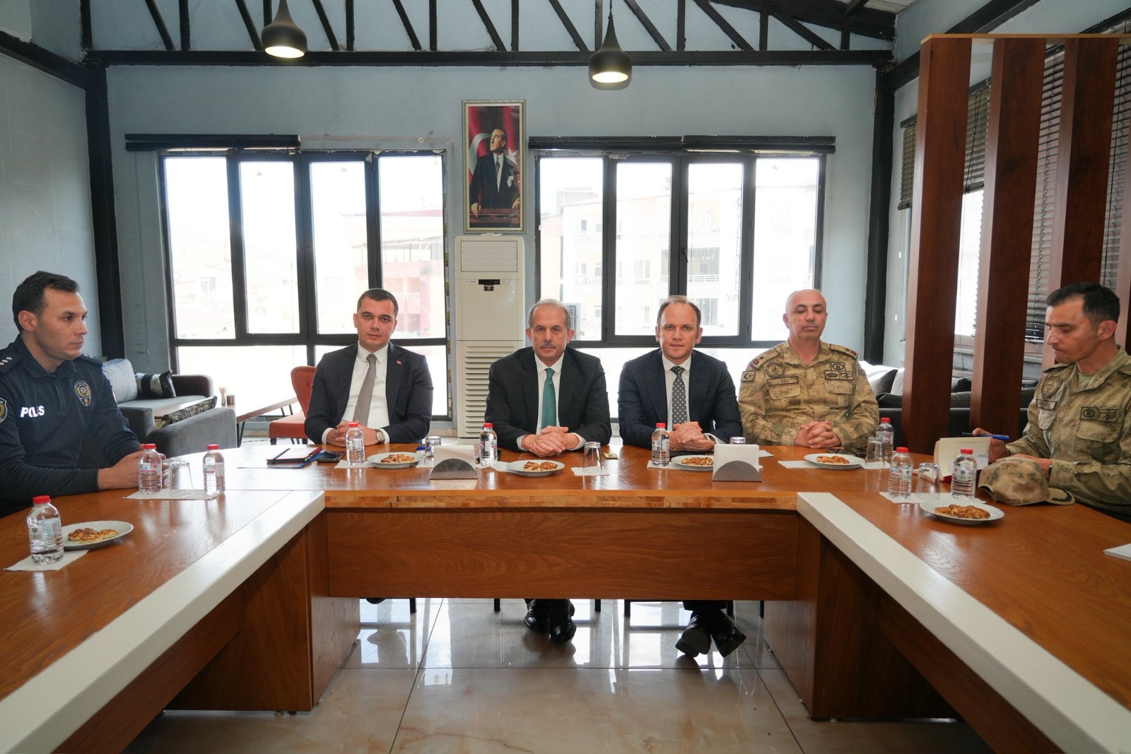 Hakkâri Valisi İbrahim Taşyapan, Şemdinli Muhtarlarıyla Bir Araya Geldi