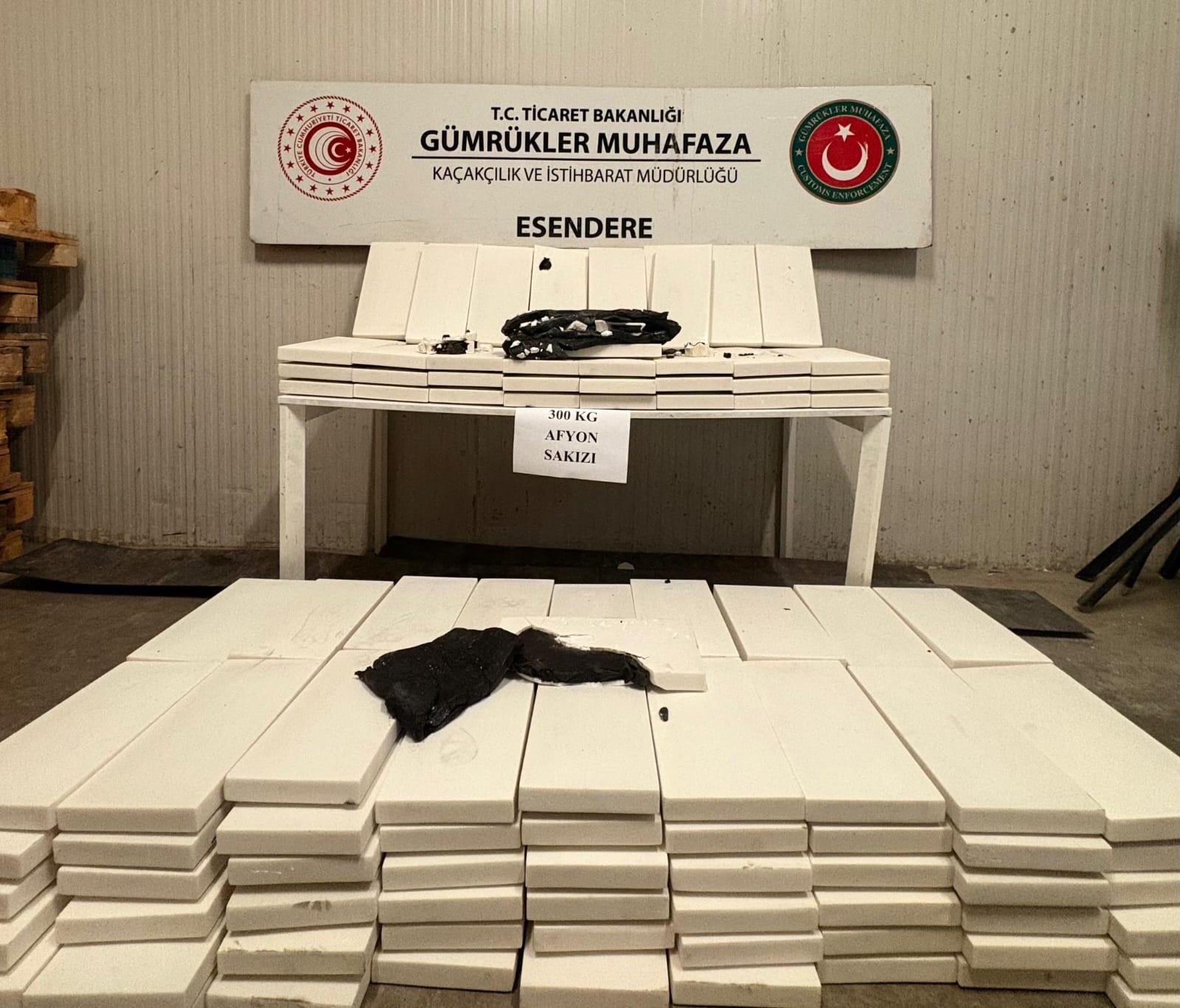 Hakkari’de 300 Kilo Afyon Sakızı Ele Geçirildi: TIR’da Uyuşturucu Seferi Çökertildi