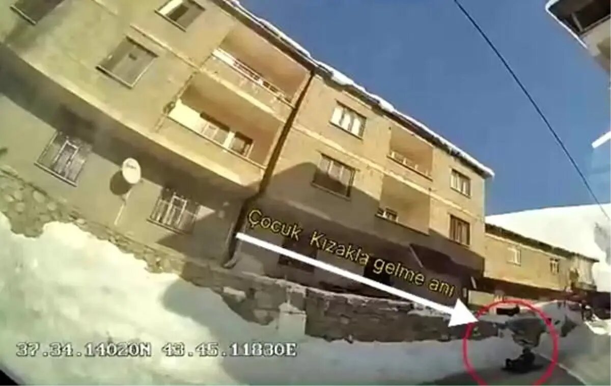 Hakkari’de acı olay: Kızakla kayan çocuk halk otobüsünün altında kalarak can verdi