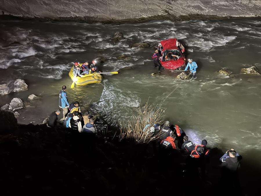 Hakkari’de Feci Kaza: Hafif Ticari Araç 300 Metreden Zap Suyu’na Uçtu