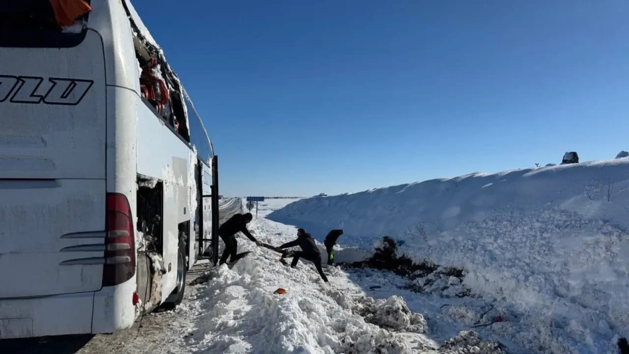 Hatay-Van Seferini Yapan Yolcu Otobüsü Diyarbakır’da Devrildi: 6 Yaralı