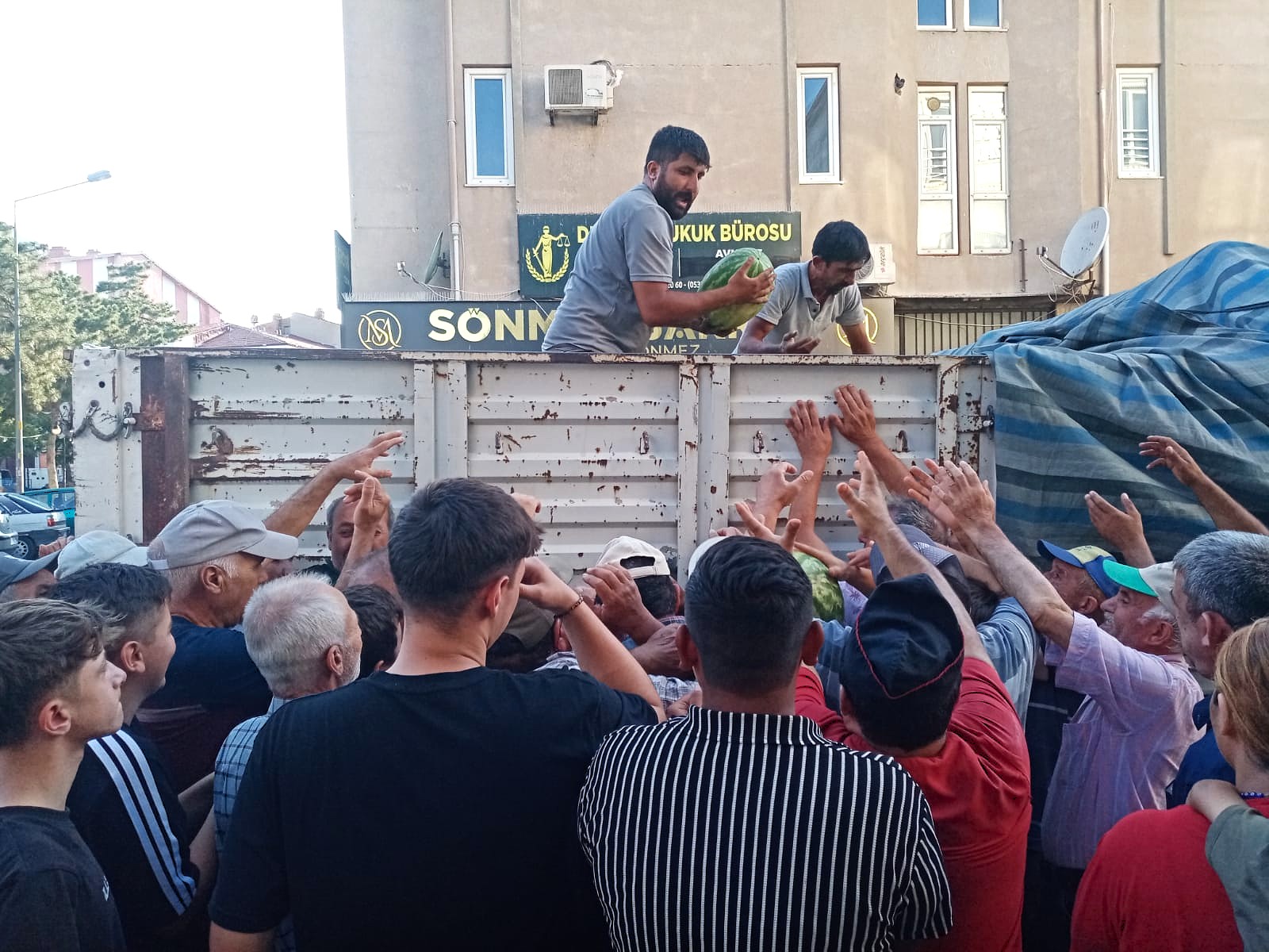 Hayırsever İş Adamı 20 Ton Karpuz Dağıttı