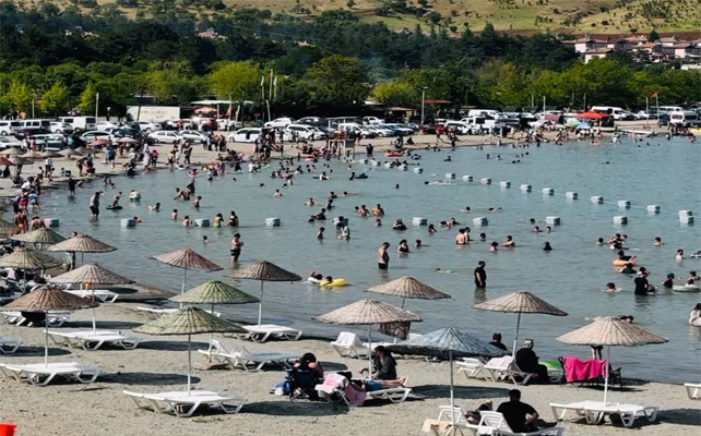 Hazar Gölü Ziyaretçi Akınına Uğruyor