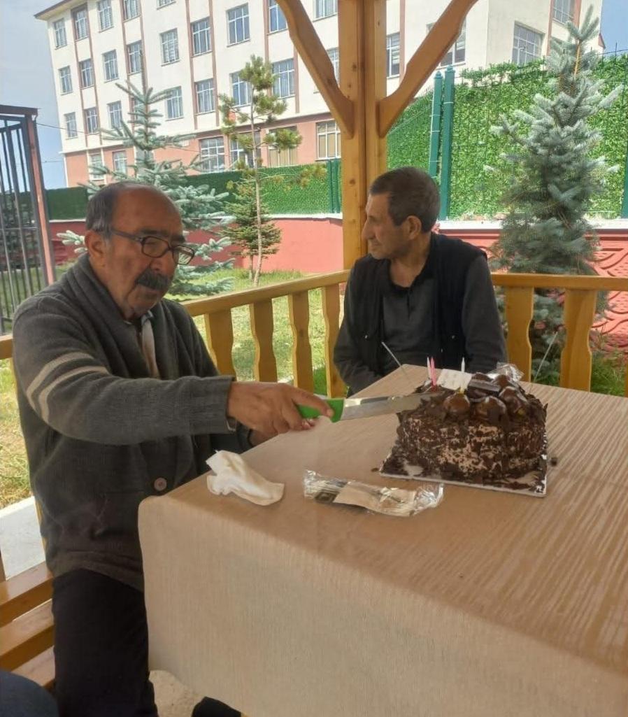 Huzurevinde Doğum Günü Coşkusu: Büyüklerimizin Mutluluğu Gözlerinden Okundu
