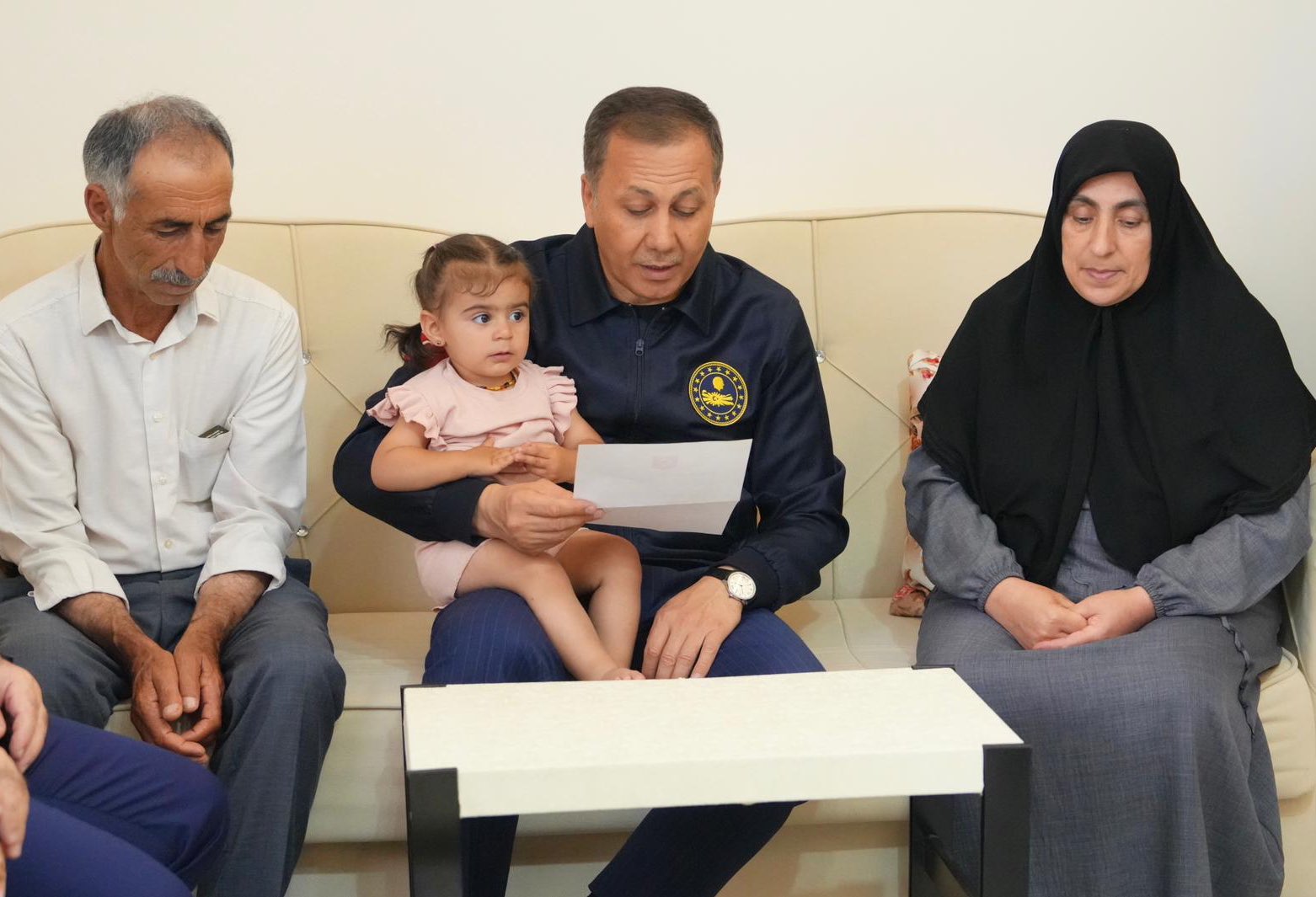 İçişleri Bakanı Ali Yerlikaya, Erzurum’da Şehit Ailesini Ziyaret Etti