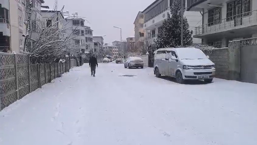 Iğdır’da Kar Yağışı Etkili Oldu: 77 Köy Yolu Ulaşıma Kapandı