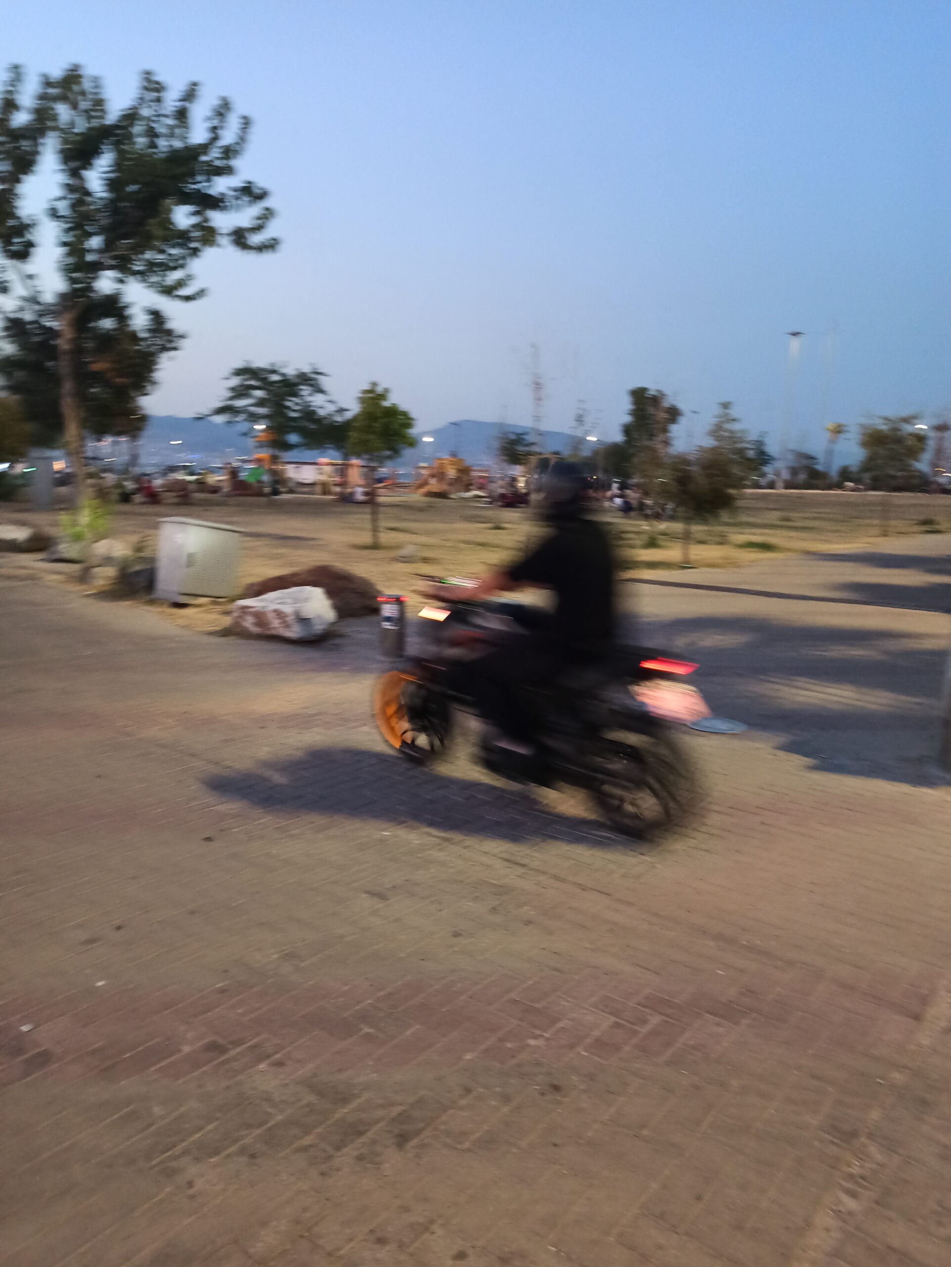 İnciraltı Belediye Parkı’nda Motosiklet Yarışları: Aileler ve Ziyaretçiler Tedirgin