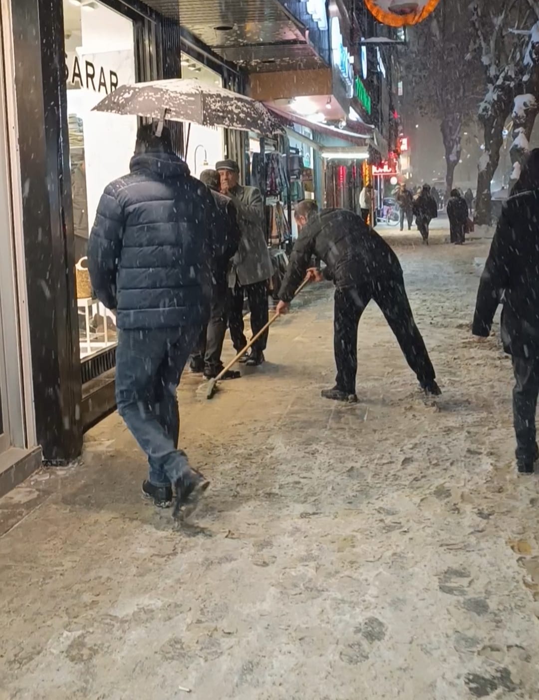 İpekyolu’nda Karla Mücadele Yetersiz Kaldı: Vatandaş Tepkili