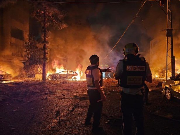 İran’ın Füzeleri Hayfa’ya İsabet Etti: 4 Yaralı, Çok Sayıda Yangın