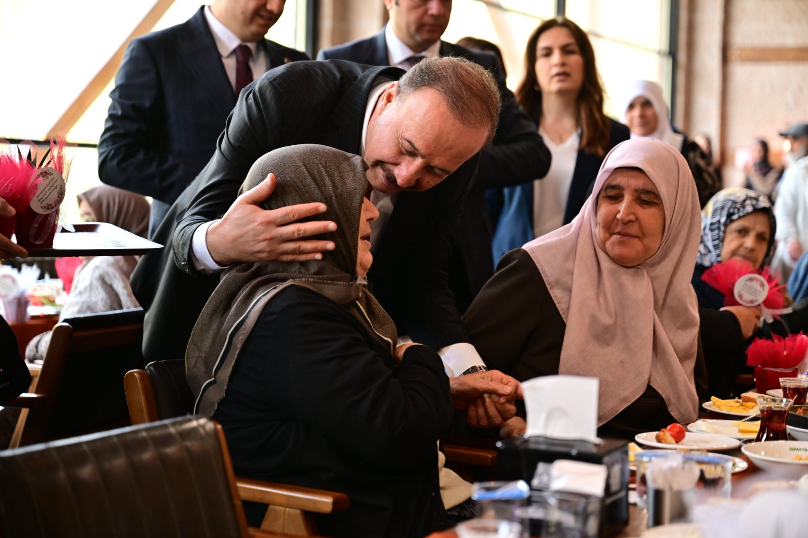 Isparta Valisi Abdullah Erin’den Şehit Yakını ve Koruyucu Annelere Anlamlı Buluşma