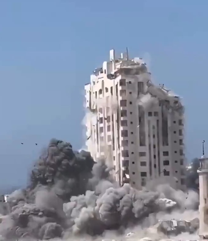 İsrail Ordusu Gazze’deki 12 Katlı Kuleyi Yıktı