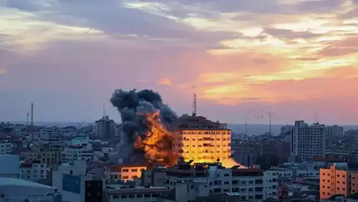 İsrail Ordusu, Yemen’in Sana Kentine Hava Saldırısı Düzenledi