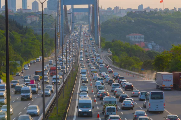 İstanbul’da Bayram Dönüşü Trafik Yoğunluğu Başladı