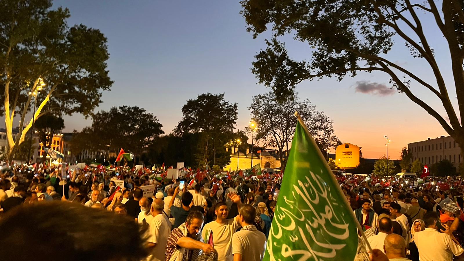 İstanbul’da “Gazze’ye Umut Işığı Ol” Yürüyüşü Başladı