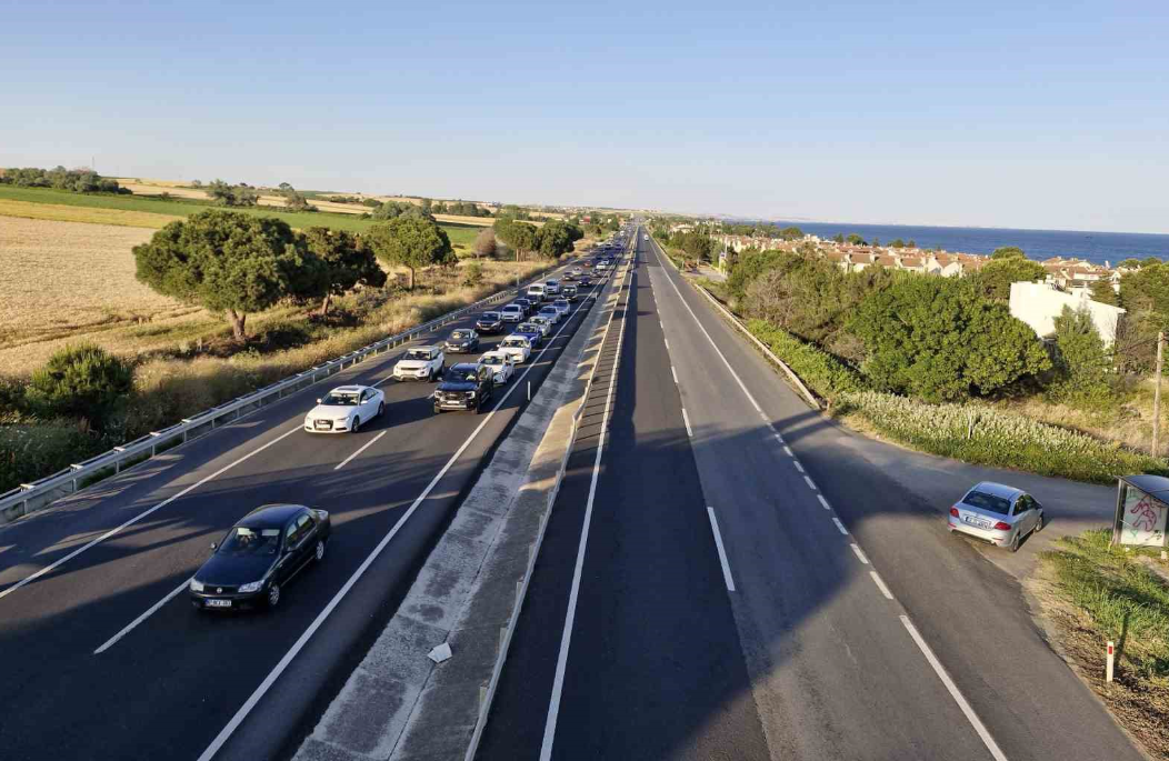 İstanbul’dan Trakya’ya Tatilci Akını: Yol Şeritleri Doldu !