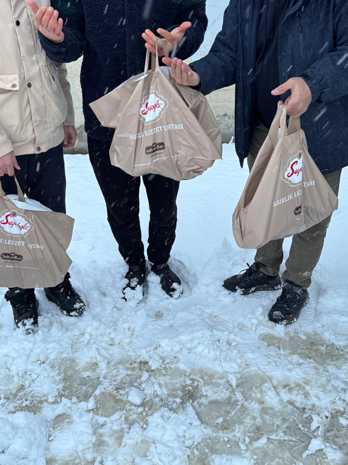 İstanbul’dan Van’a Gönül Köprüsü: 100 Aileye Ramazan Yardımı