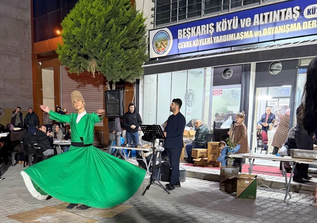 İzmir Altıntaş Beşkarış Ve Çevre Köyleri Dayanışma Derneği İftar Yemeği Verdi